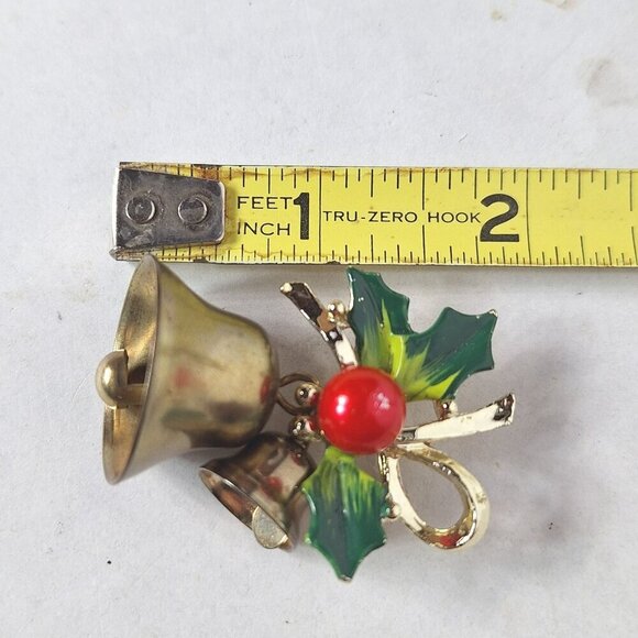 Vintage Christmas Brooch Pin Gold Tone Bell Holly Berry - Picture 3 of 3